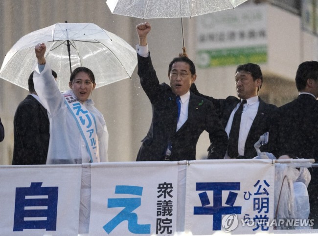 지난해 4월 보궐선거서 지원 유세하는 기시다 후미오 일본 총리